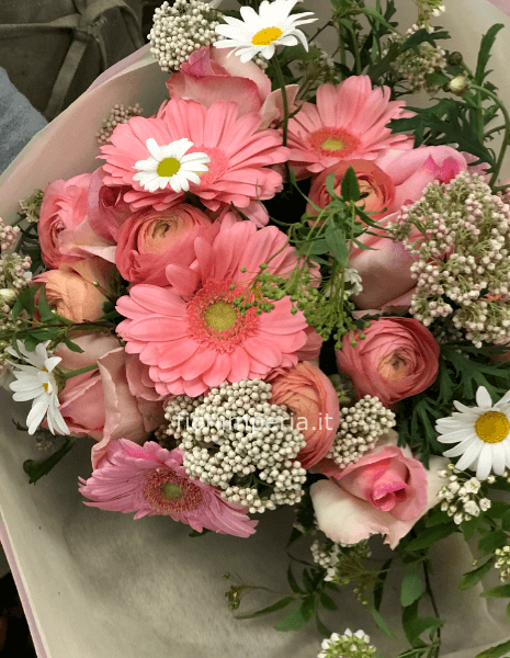 Bouquet di fiori con Calle » Fiori a Imperia, invio e consegna fiori e  piante a Imperia.